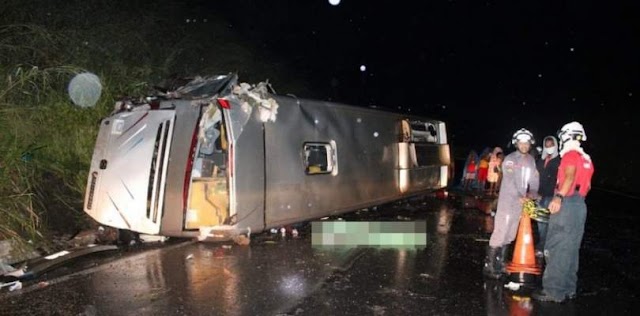 Uma pessoa morre e três ficam feridas após ônibus capotar no oeste da Bahia
