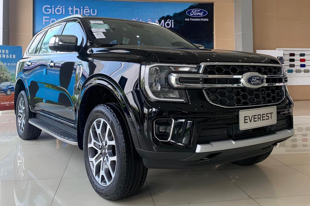 Hyundai Santa Fe 2023 giảm giá kỷ lục 135 triệu đồng tại đại lý: Rẻ hơn <a href=