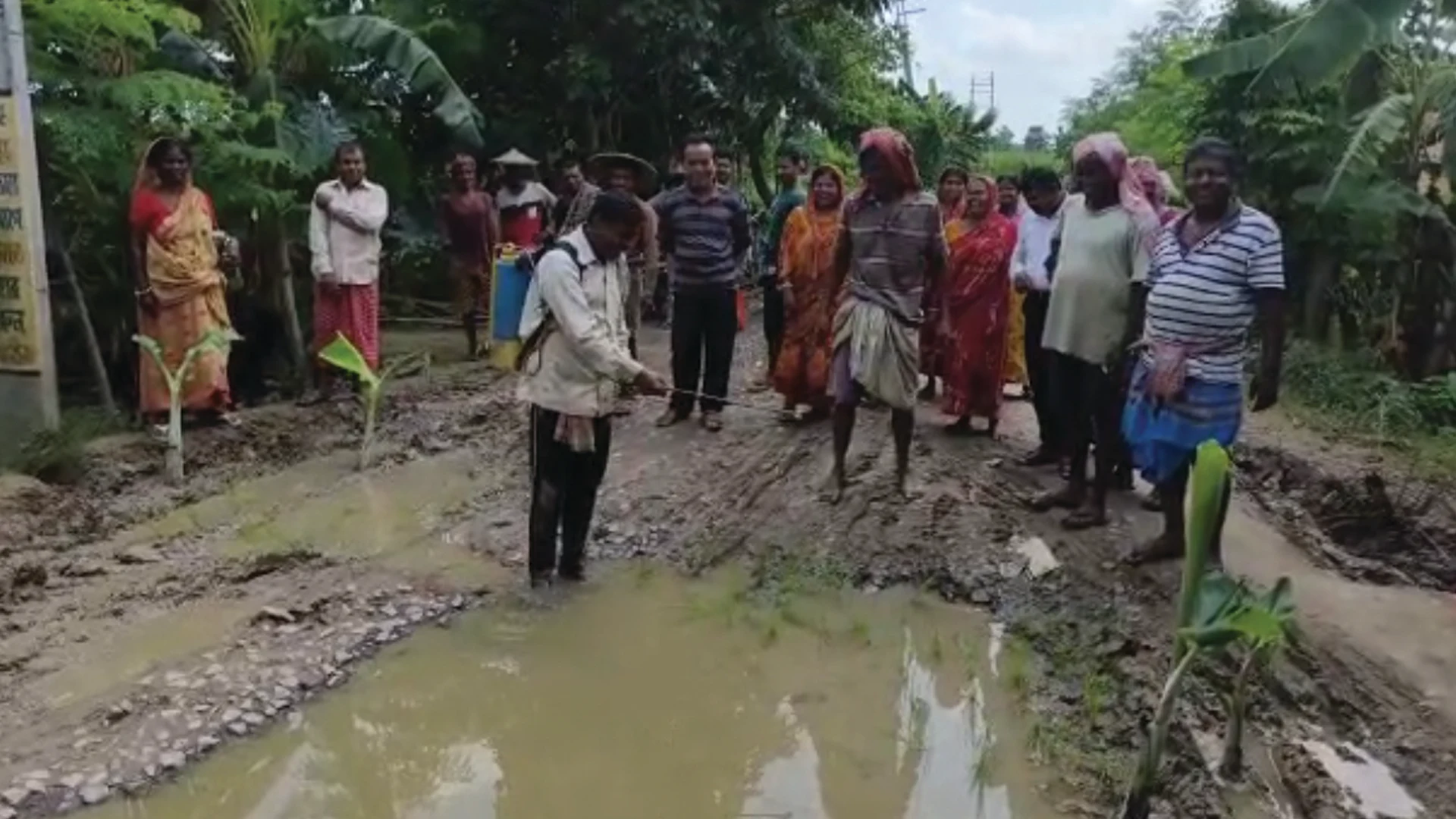 Villagers-put-paddy-in-the-potholes-of-the-road-and-protest