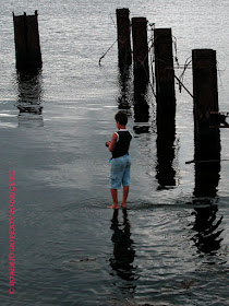 Un niño pescando en el malecón de Regla, un pueblo ubicado en el otro lado de la Bahía de La Habana.