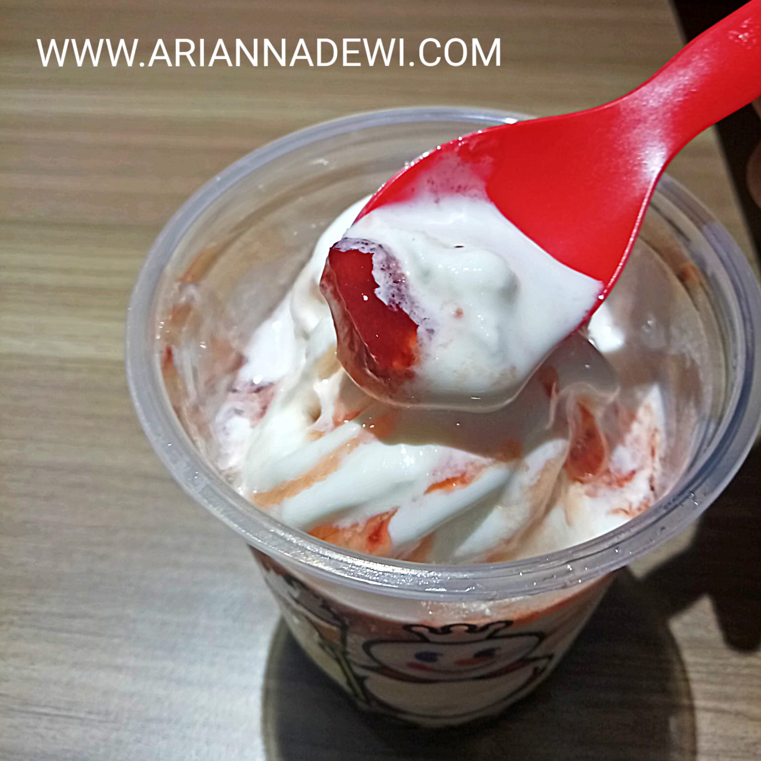 [REVIEW] Lucky Sundae Strawberry by MIXUE - Es Krim Lokal