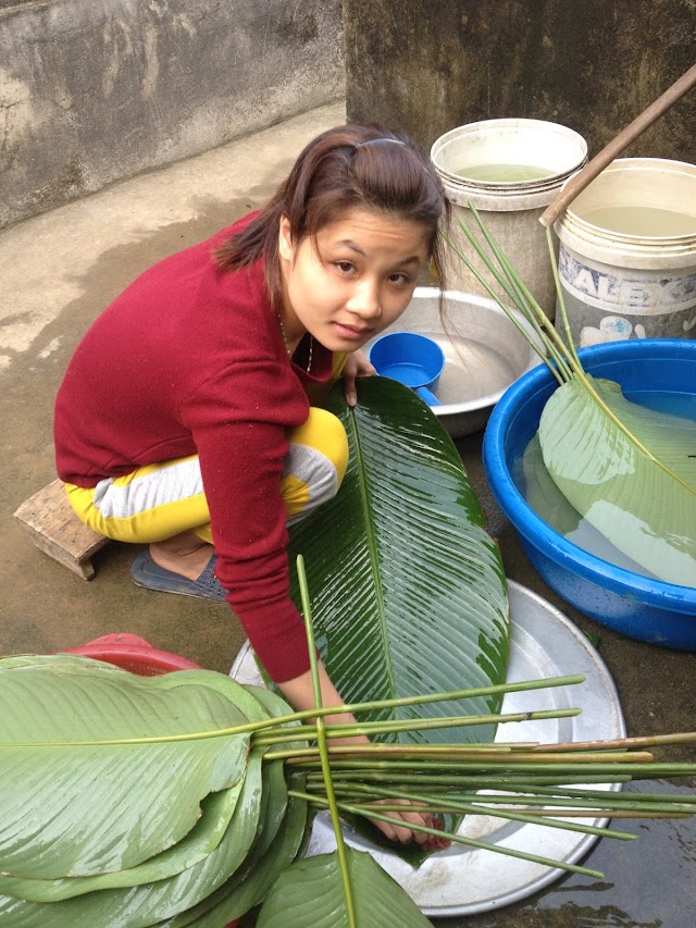 Nguyễn Thị Huyên rửa lá dong gói bánh trưng tết 2015