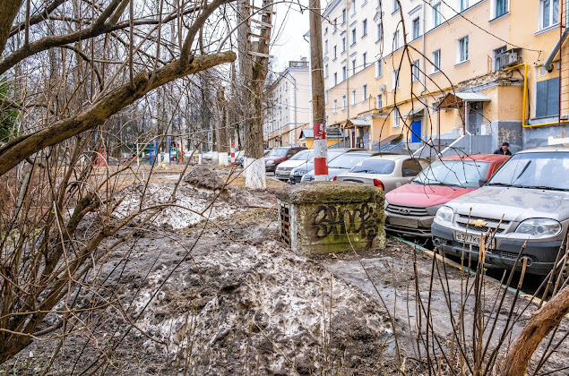 Воздуховод бомбоубежища во дворе жилого дома