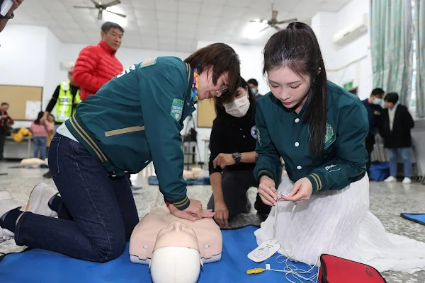 ▲鄭家純和黃秀芳一起向救護員學習CPR、哈姆立克法及嬰兒CPR，擔任救護宣導大使，鄭家純透露姊姊就是在冬季睡夢中猝死，讓她更積極推展類似救護活動。（記者林明佑翻攝）
