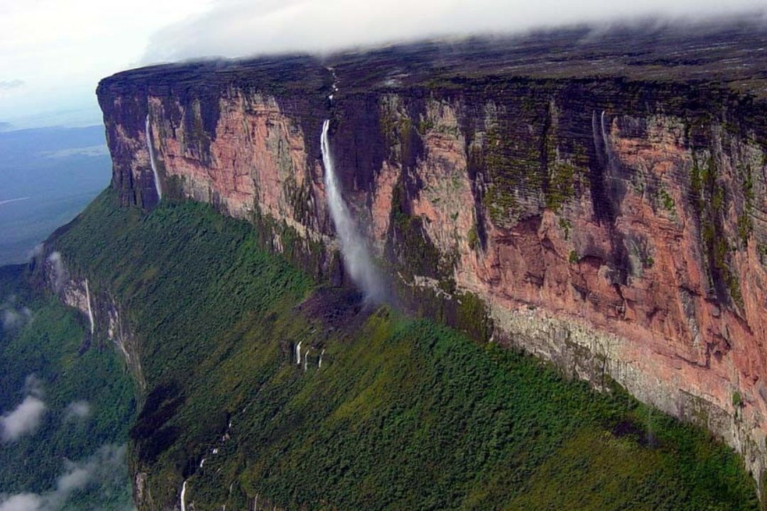 Découvrez les 10 plus hautes montagnes du Brésil. Elles se situent dans l'extrême nord du pays et le long du littoral atlantique.