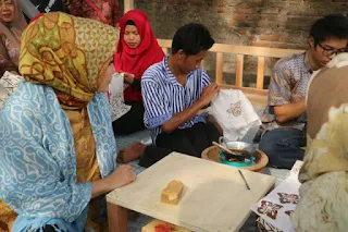 Masyarakat Kriyan Kota Cirebon Dapatkan Pelatihan Membatik Pewarna Alami 
