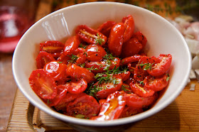 yrttien kanssa marinoidut tomaatit