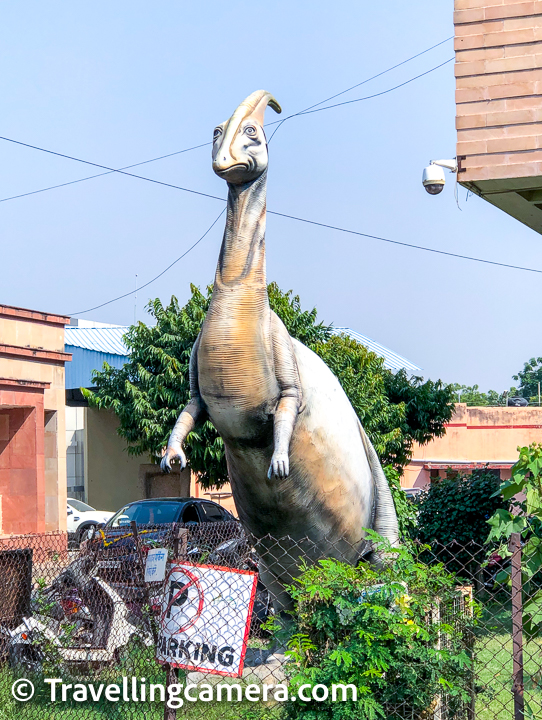 And this statue of a dinosaur has nothing to do with the contents of the museum, but it seems to be customary to associate a museum with a dinosaur. I do feel though that a statue of the Jhansi ki Rani or some other Bundela Royal would have been more suited.