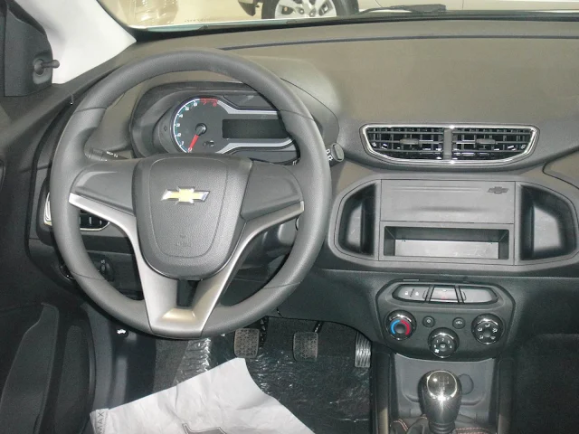 Carro Onix Chevrolet cor Prata Switchblade - interior