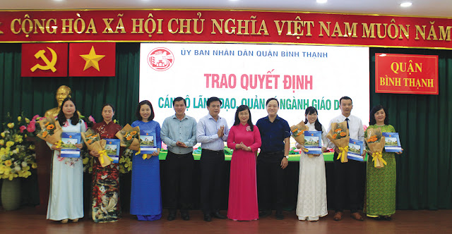 Đồng chí Thái Thị Hồng Nga trao quyết định, tặng hoa  chúc mừng các đồng chí nhận nhiệm vụ mới. (Ảnh: MD)
