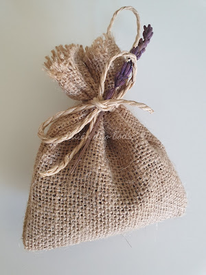 Bolsa de lavanda con flor preservada como remate