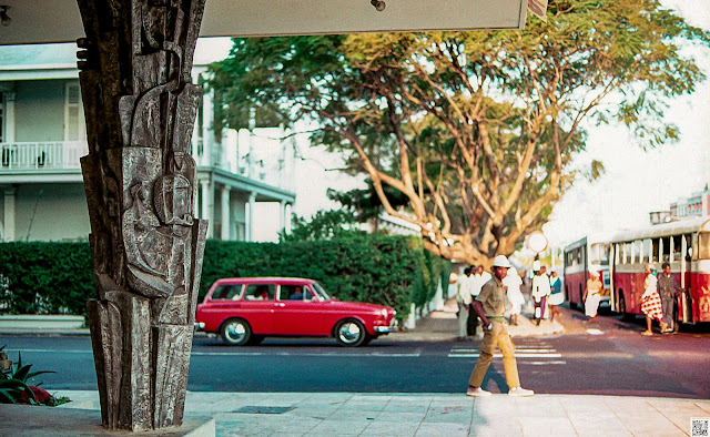 Lourenço Marques no final da década de 1960, na esquina da atual Av. Eduardo Mondlane com Av. Salvador Allende,    MMG_N_093 Fotografia de Manuel Augusto Martins Gomes. Não usar fotografia sem referência ao seu autor Manuel Augusto Martins Gomes e sem link para as páginas:  Beacons: https://beacons.ai/manuelamartinsgomesmemorias Blogger: https://manuelamartinsgomes.blogspot.com/ Instagram: @manuelamartinsgomesmemorias Toda a informação adicional é bem vinda. Poderão contactar-me através do endereço de email: manuelamgomes20@gmail.com #70s #lourençomarques #maputo #moçambique #mozambique #mocambique #memoriasdemoçambique #memoriasdeafrica #streetphotography #travelphotography #artemoçambique #arquitecturelovers  #manuelamartinsgomesmemorias