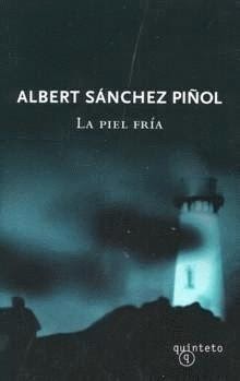 Sinopsis: En una isla perdida en medio del océano, dos hombres encerrados en un faro se defienden, noche tras noche, del asedio de unas extrañas criaturas submarinas que los atacan sin que los hombres lleguen a saber muy bien por qué. Sometidos a la extrema tensión de los ataques nocturnos, desesperados ante la imposible victoria, los protagonistas tendrán que replantearse su actitud ante lo desconocido para resolver la difícil situación en que se encuentran. La piel fría es una novela apasionante, repleta de intriga y de aventura que, al mismo tiempo, nos hace experimentar íntimamente los grandes interrogantes de la condición humana. La lucidez y la enajenación, el rechazo y el deseo, la crueldad y el amor o el miedo y la esperanza son sólo algunas de las fases de un viaje al centro de las propias entrañas, que nos obliga a replantearnos no sólo nuestra mirada sobre el mundo sino, sobre todo, la mirada hacia el exterior, lo ajeno, lo extraño.  