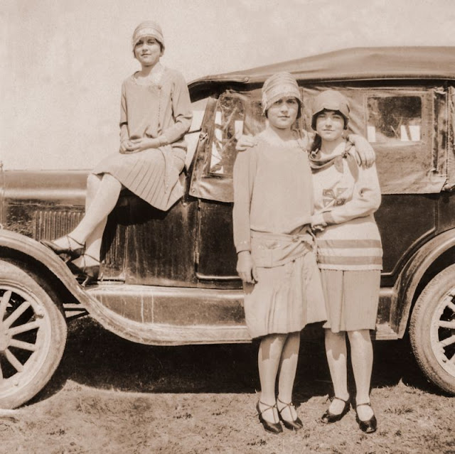 Fotografías de mujeres posando con sus coches en los años 20 y 30