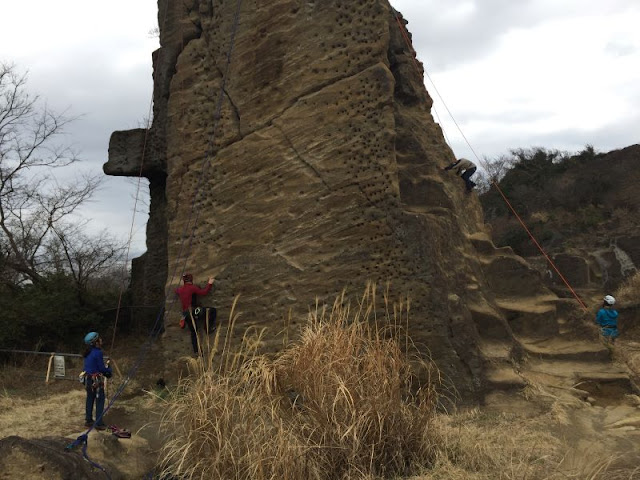 鷹取山でクライミングをする人々