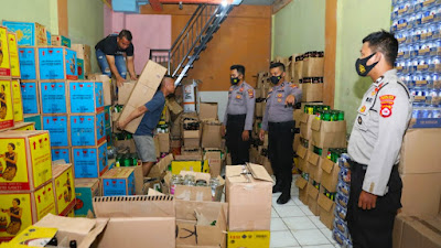 Operasi Cipkon, Ribuan Botol Miras Di Pasar Kemis Berhasil Di Amankan 