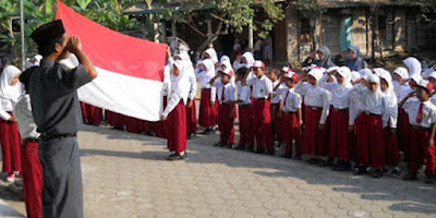 Anak Sekolah Melaksanakan Hormat Bendera