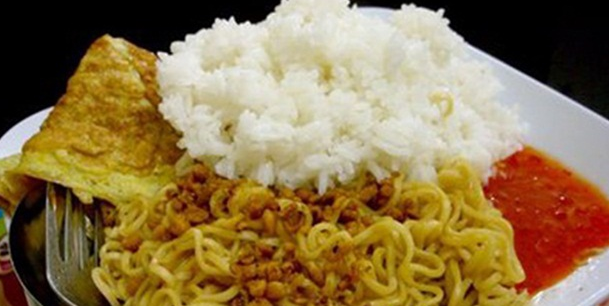 bahaya makan mie instan dengan nasi