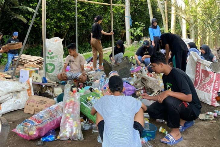 Peduli Lingkungan, Ganjar Milenial Ajak Warga Kumpulkan Barang Bekas dan Bersih-Bersih Desa 