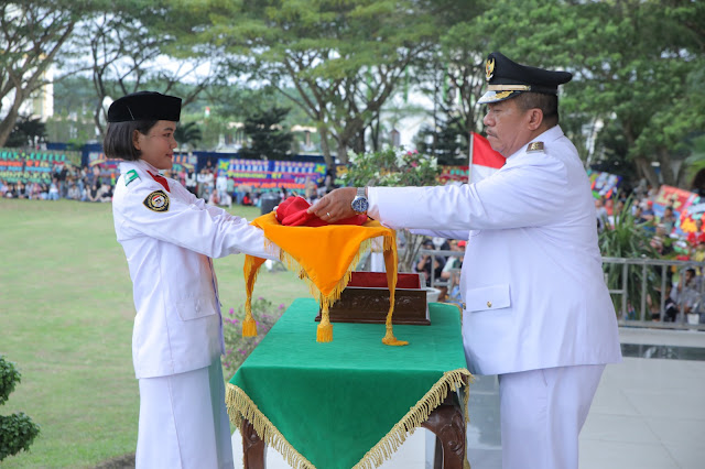 Wabup Asahan Memimpin Upacara Penurunan Bendera Merah Putih dalam Rangka HUT ke-79 Kemerdekaan RI