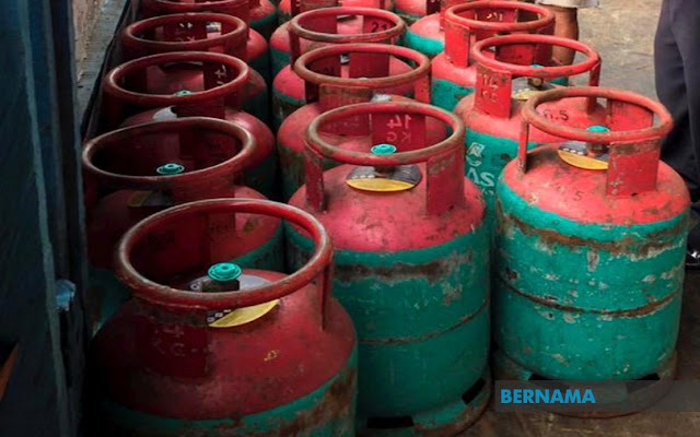 TERBARU!!! KPDNHEP Terengganu rampas 106 tong gas LPG. Kementerian Perdagangan Dalam Negeri dan Hal Ehwal Pengguna (KPDNHEP) Terengganu merampas sebanyak 106 tong gas petroleum cecair  (LPG) bernilai lebih RM20,000 dalam satu serbuan di sebuah rumah di Gong Badak pagi tadi.