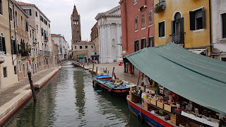 Mercato sull'acqua