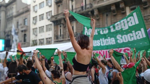 Mujeres aguardan la legalización del aborto frente al Congreso (Ana Delicado Palacios)