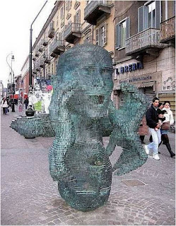 Escultura face de mulher ao espelho em Turin Italia