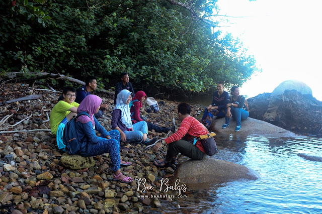 Duduk - duduk dan main game di Air Intan - Taman Nasional Gunung Palung