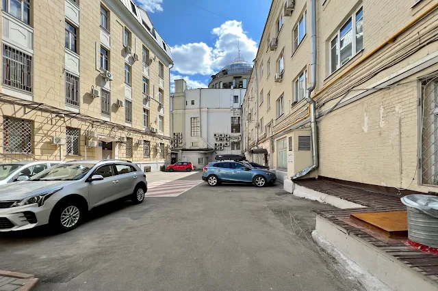 Рахмановский переулок, улица Петровка, дворы