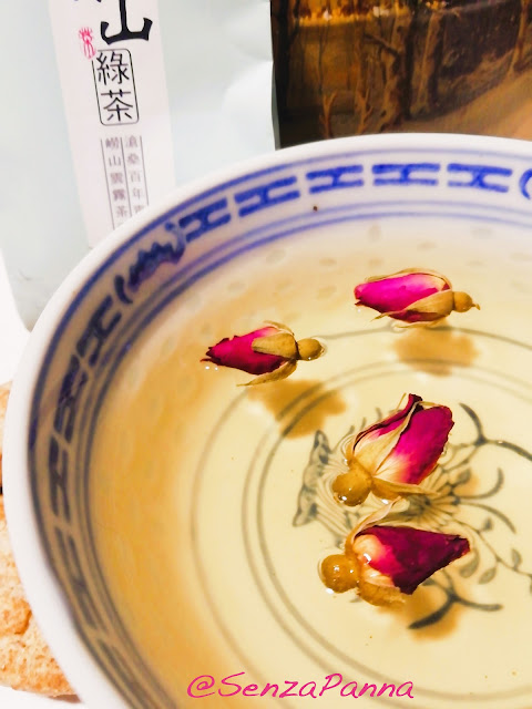 玫瑰花茶 (Méiguī huāchá) Tè alle rose.