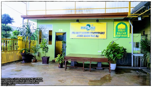 Gambar surau Hajjah Saaydah di Kompleks Jeruk Madu Pak Ali.