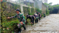 Hindari Bencana, Peltu Bayu Dansub 07 Sektor 22 Bersihkan Sungai Cibeureum Sebagi Mitigasi