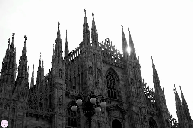 photographie du duomo, à milan, en italie, travail du noir et blanc et du contraste, détails d'architecture 
