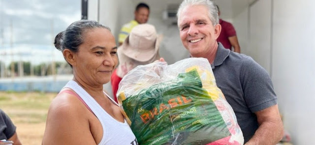 Prefeito de Patos entrega cestas básicas para famílias do Matadouro