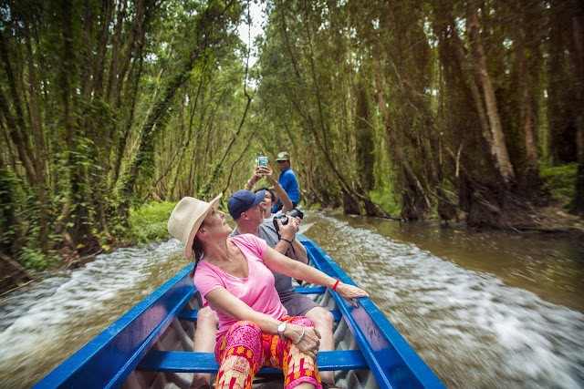 Menjelajahi Vietnam