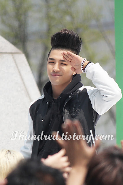 Taeyang at Gwanghwamun