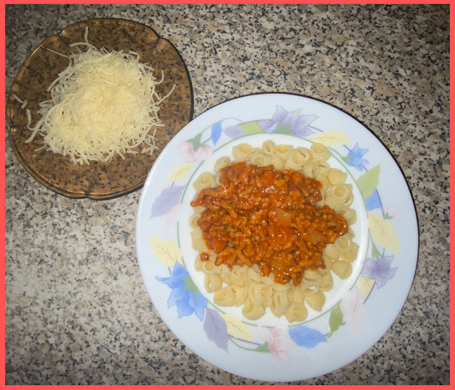 coditos con carne picada y salsa de tomate queso rallado