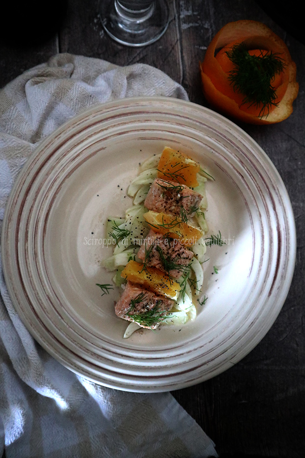 Salmone cotto al vapore con finocchi, arancia e semi di papavero