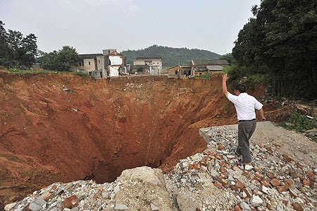 China Sinkholes on Fen  Menos An  Malos  Buracos Misteriosos Assustam Moradores Da China