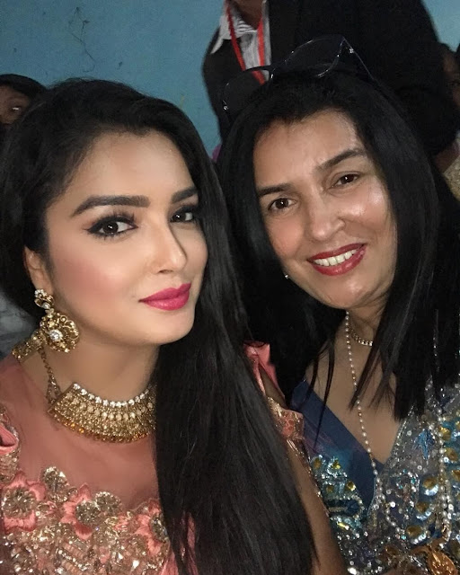 Amrapali Dubey with her Mother photo