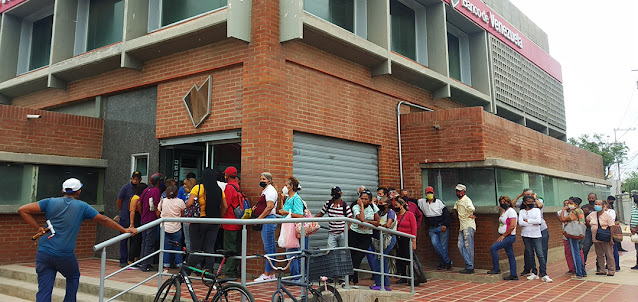 PENSIONADOS CAROREÑOS HACEN MILAGRO PARA ESTIRAR EL PAGO