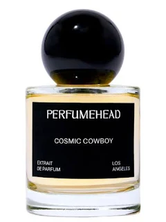 Perfumehead، علامة تجارية جديدة للعطور الحرفية تم إطلاقها في عام 2022، تجسد بشكل مثالي جوهر الشخصية المعاصرة والأنيقة. يقع مقر هذه العلامة التجارية في لوس أنجلوس ولكنها صُنعت في فرنسا، وقد اجتاحت عالم الروائح، وحصلت على استحسان وإعجاب واسع النطاق من خلال تركيباتها العطرية المبتكرة، والتعبئة الأنيقة، والأوصاف الحية، والمعالجة التي تخلق تجربة فريدة من نوعها في لوس أنجلوس. "Cosmic Cowboy" هو مزيج آسر من روائح الدخان والتوابل والمسك، يستحضر الأجواء الغنية والغامضة لليلة Sunset Strip في السبعينيات. مستوحاة من التأثيرات الثقافية مثل الفن والأفلام والموسيقى والأدب والشعر، تستعد Perfumehead لتكون لاعبًا بارزًا في السنوات