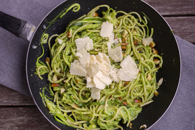 Bärlauch-Pasta mit Parmesan und gerösteten Mandeln