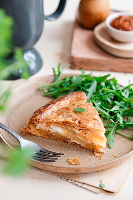 Feuilleté aux pommes de terre aux tomates confites et basilic