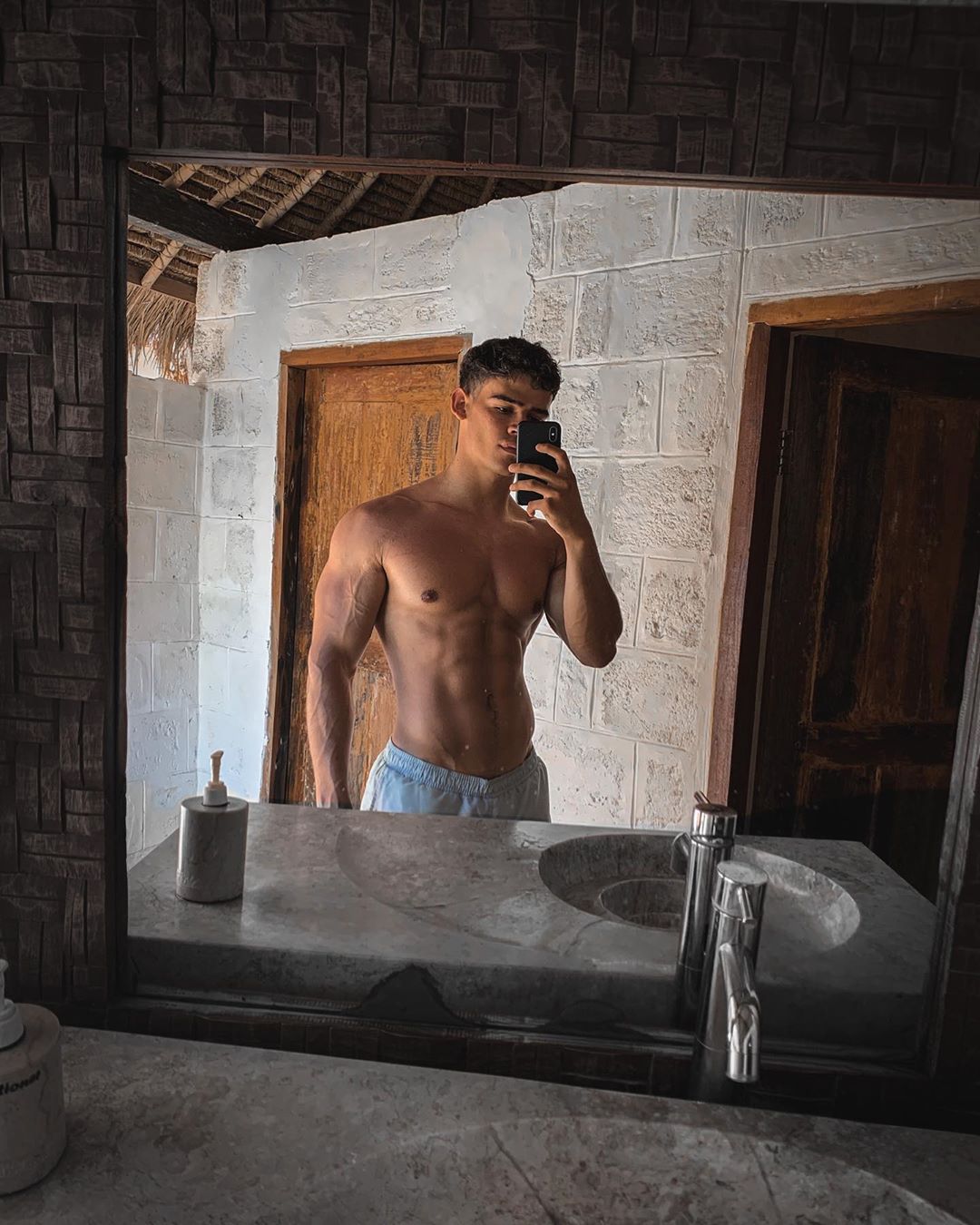 shirtless-young-guy-great-sexy-body-small-waist-selfie