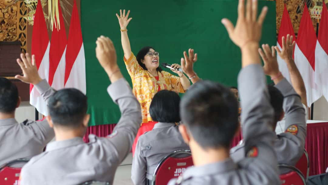 Santy Sastra Berbagi Ilmu Komunikasi Pelayanan di Polres Klungkung Bali - Santy Sastra Public Speaking (3)