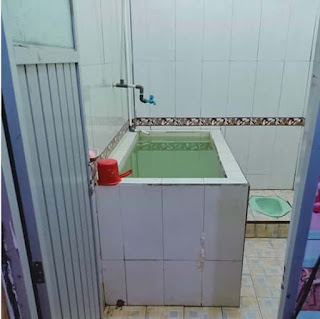 Desain kamar mandi sederhana dengan kloset jongkok dan shower