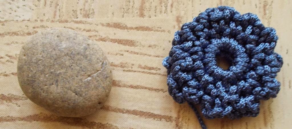 Sweet Nothings crochet free crochet patterns blog ; photo of the pebble that I've used to make the button for this 2-in-1 bag ;