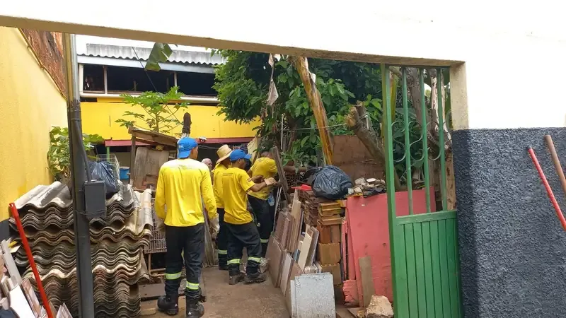 Comunidade é convocada a colaborar no combate à dengue através do descarte adequado de entulhos - Fotos / Divulgação